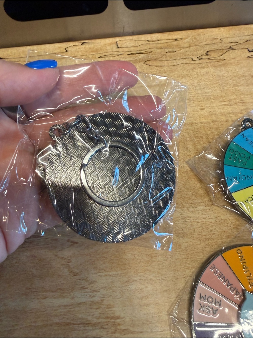 What To Eat Spinner Keychain Multicolor - Picture 3 of 3